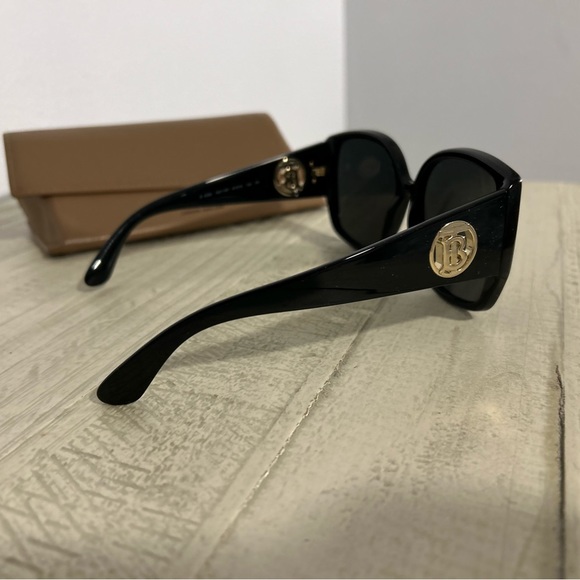 Authentic Burberry Square plastic trim black sunshades - Picture 4 of 7